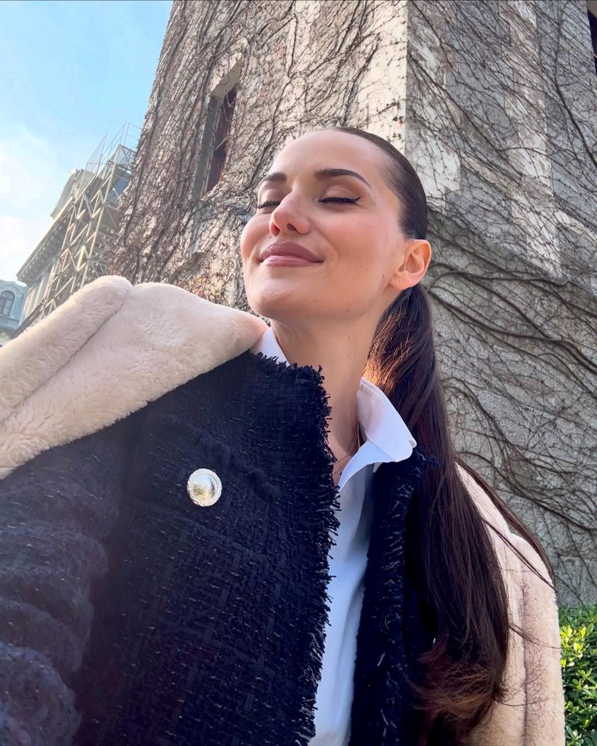 Fahriye Evcen yıllar sonra mezun olduğu üniversitede: Eski yuvamda set hatırası - görsel 3