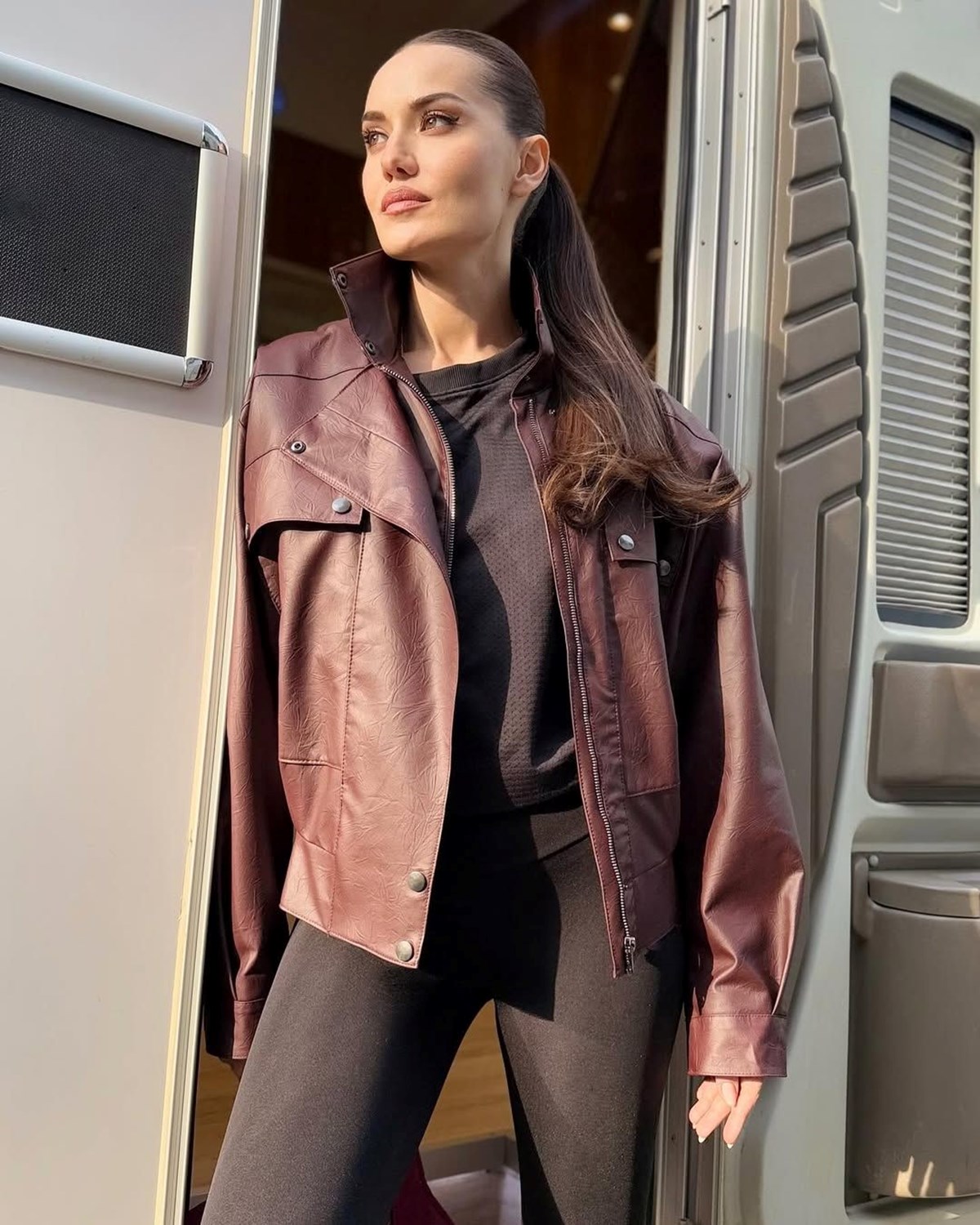 Fahriye Evcen yıllar sonra mezun olduğu üniversitede: Eski yuvamda set hatırası - görsel 6