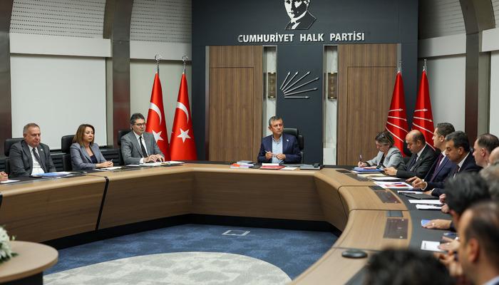 CHP'den Esenyurt kararı! Özgür Özel duyurdu: "Tüm İstanbulluları saat 16.00'da Esenyurt Belediyesi önünde olmaya davet ediyorum"