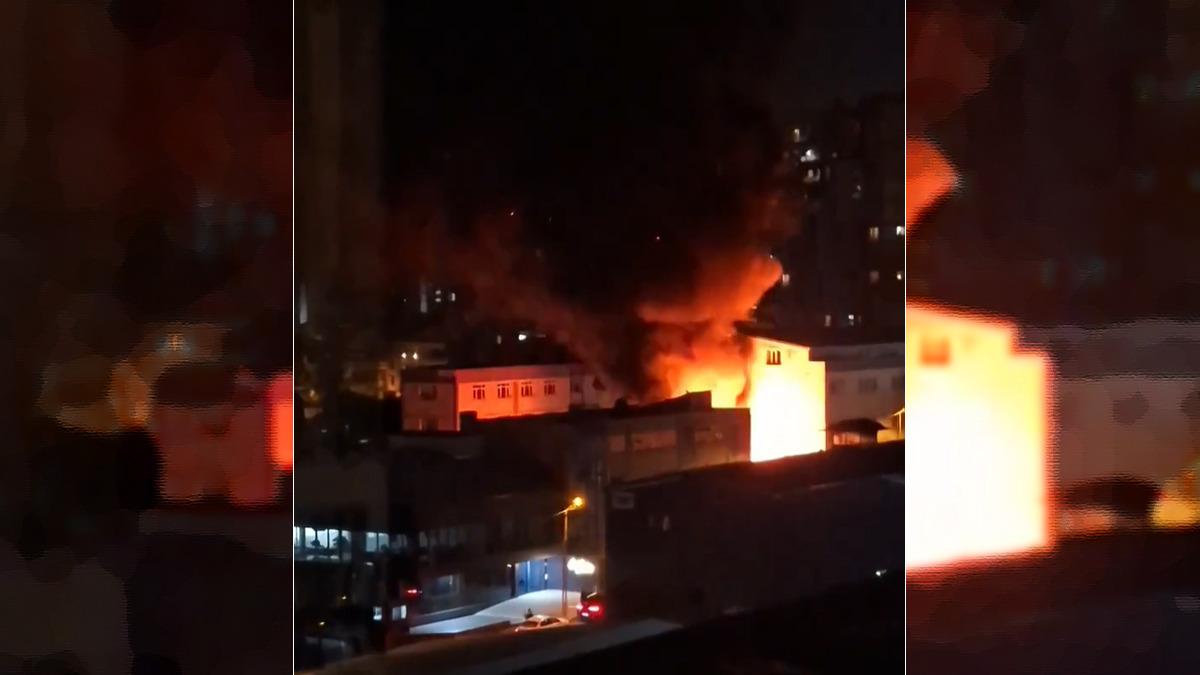Küçükçekmece'de fabrika gece yarısı alevlere teslim oldu!
