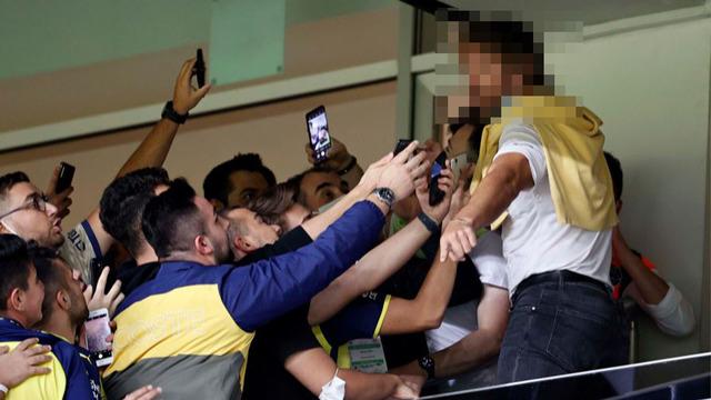 Fenerbahçe-Beşiktaş derbisinde beklenmedik yüz! Gizlice stadyuma geldi, gözlük takıp sakalını renklendirdi.