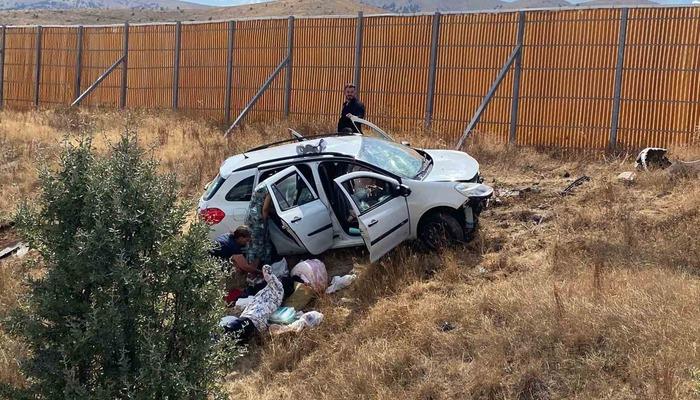 Sivas’ta yoldan çıkan araçtaki 1’i bebek 4 kişi yaralandı