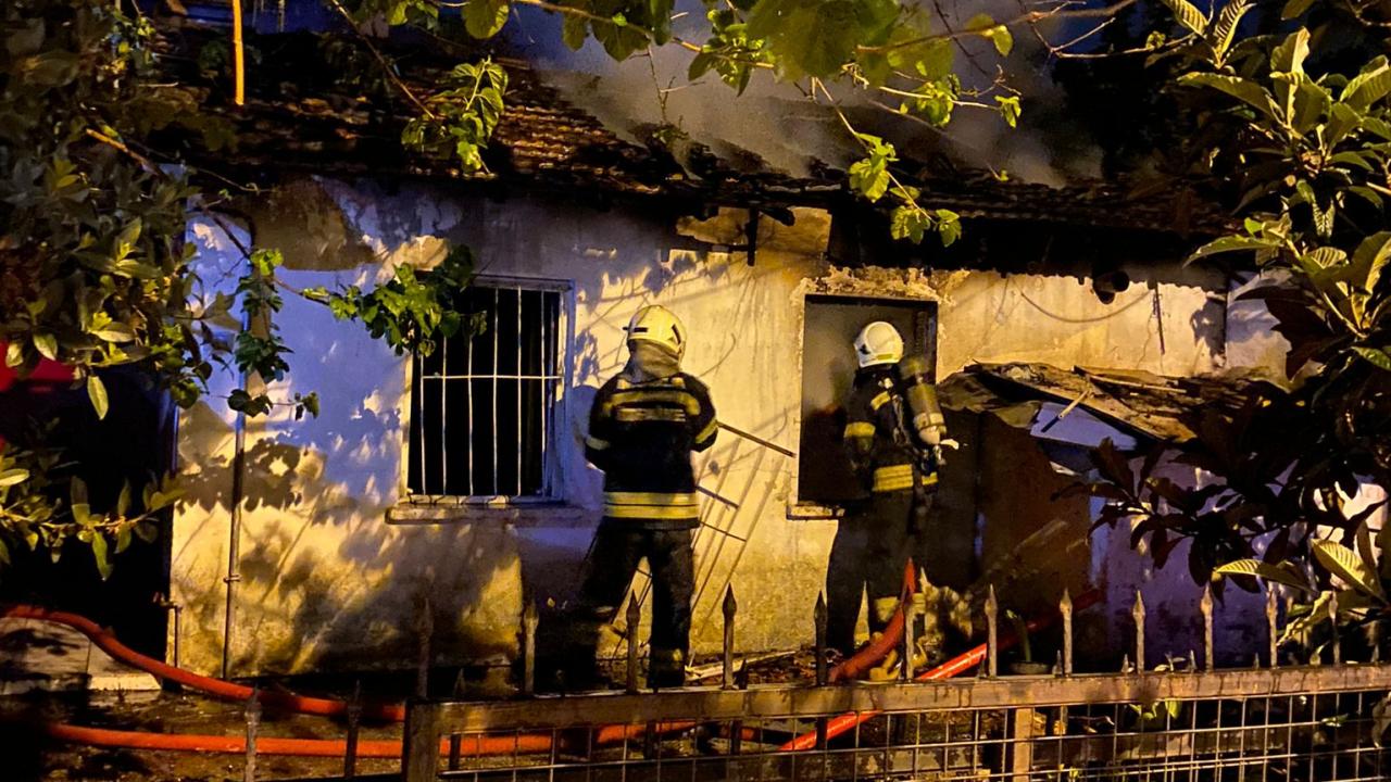 Muğla'da bir evde çıkan yangında 92 yaşındaki kadın dumandan zehirlenerek hayatını kaybetti.