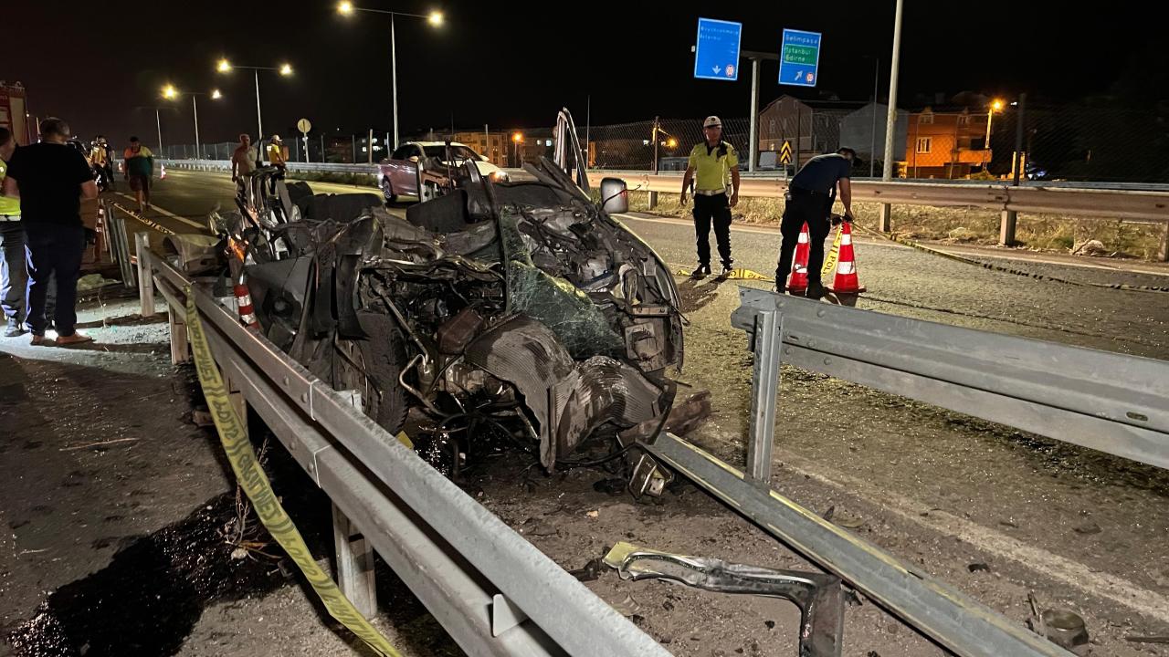 Silivri'de bariyerlere çarpan araçta bulunan 2 kişiden biri hayatını kaybetti, diğeri ise yaralandı.