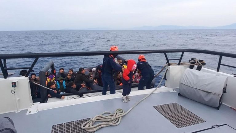 İzmir açıklarında 105 kaçak göçmen kurtarıldı