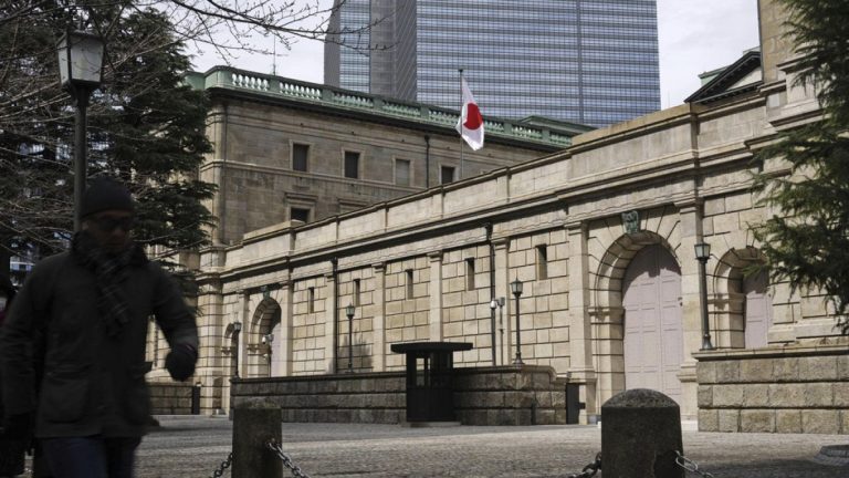 Japonya 17 yıl aradan sonra ilk kez faiz artırımı yaparak negatif faize son verdi