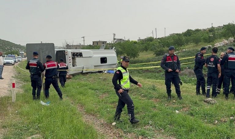 Gaziantep'te yolcu taşıyan midibüs devrildi: 1 ölü, 7 yaralı – Son Dakika Türkiye Haberleri