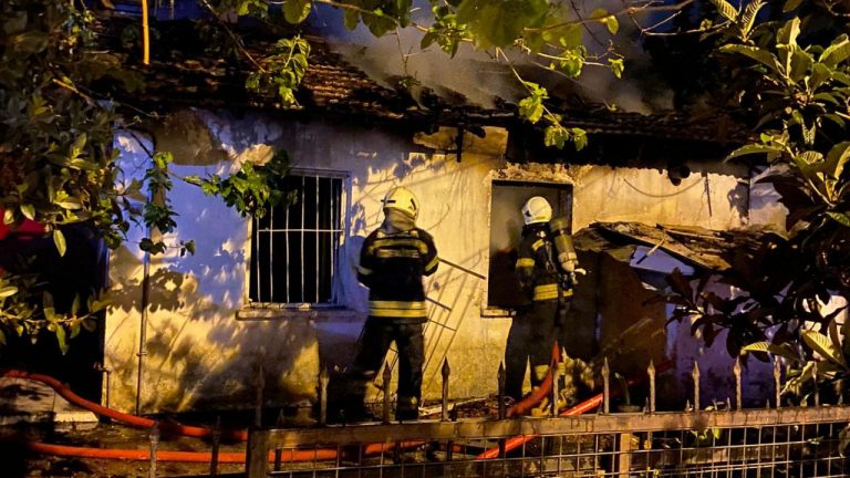 Muğla'da bir evde çıkan yangında 92 yaşındaki kadın dumandan zehirlenerek hayatını kaybetti.