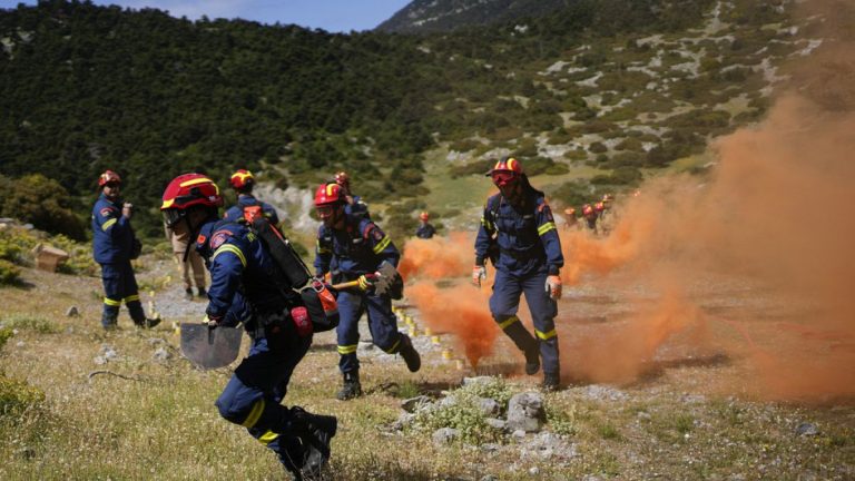 Yunanistan'da yangın sezonu erken başladı;  itfaiye ekipleri ikiye katlandı