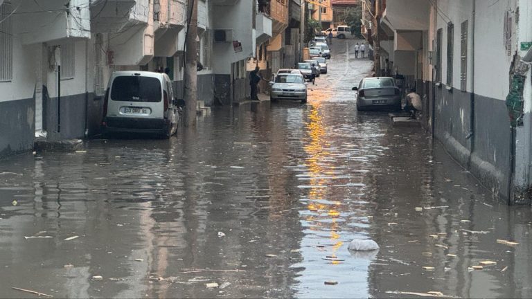Şanlıurfa'da şiddetli yağış su baskınlarına neden oldu
