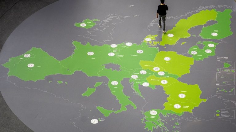 Euro Bölgesi'nde enflasyonun yüzde 2,5'e gerilemesi faiz indirimi beklentilerini artırdı