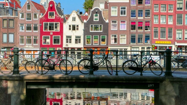 Amsterdam aşırı turizmle mücadele için gemi yolculuğu sayısını yılda 100 gemiyle sınırlıyor