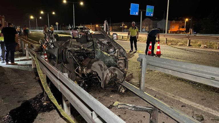 Silivri'de bariyerlere çarpan araçta bulunan 2 kişiden biri hayatını kaybetti, diğeri ise yaralandı.