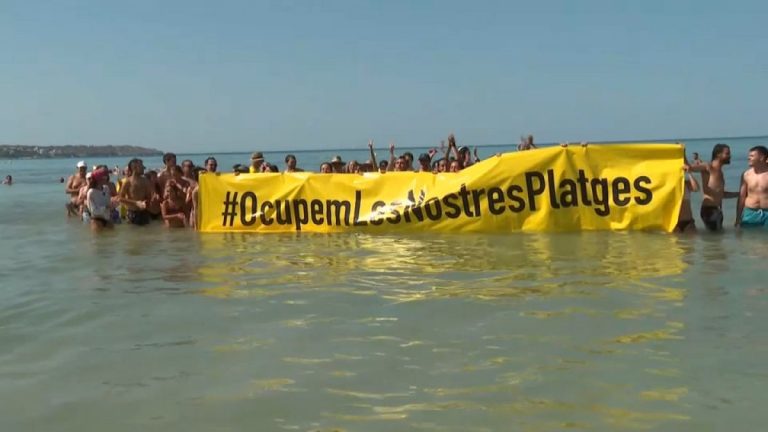 Mayorkalılar aşırı turizmi protesto etti: “Biz de plajlarımızdan yararlanmak istiyoruz”