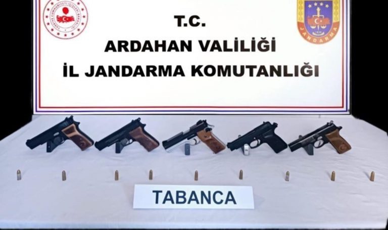 Ardahan'da bir araçta 5 ruhsatsız silah ele geçirildi – Son Dakika Türkiye Haberleri