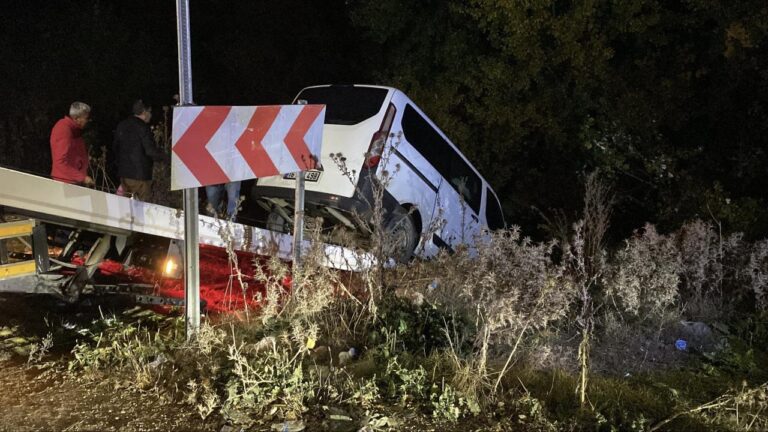 Minibüs yoldan çıkıp dere yatağına düştü