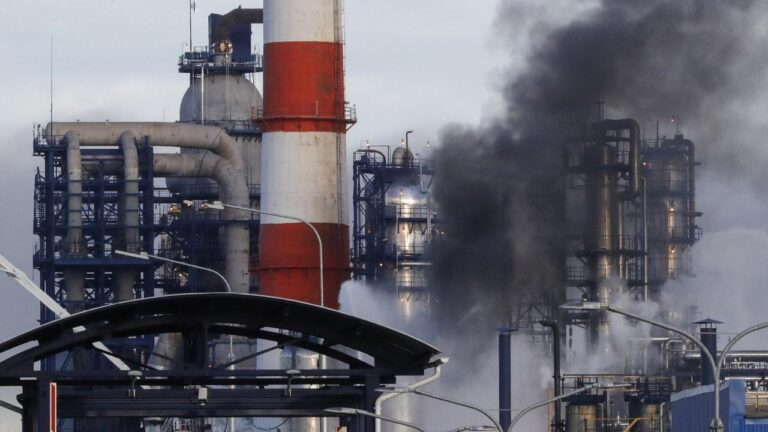 İtalya'da petrol rafinerisindeki patlamada ölenlerin sayısı 5'e yükseldi