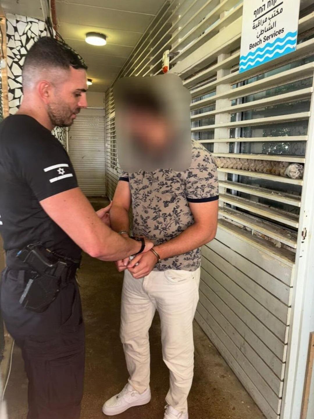 13 yaşında kızlar tarafından fotoğraflandı! Tel Aviv'in Türkiye Büyükelçiliği Kırmızda Yakalandı: Dolaplarda Saklanma 3