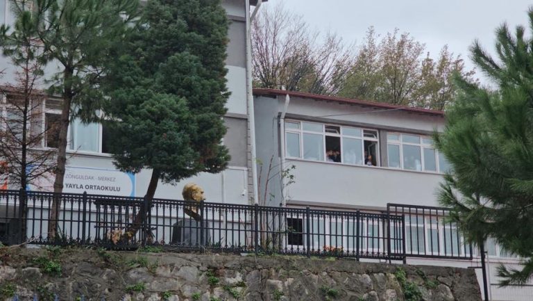 “Öğretmenine Saldırdı: ‘Çocuğumu Azarladı’ İfadesi”