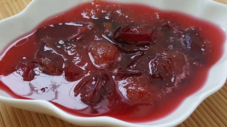 Bir Kaşıkta Yaz Lezzeti: Kıvamı Tam Tutmuş Erik Reçeli Tarifi