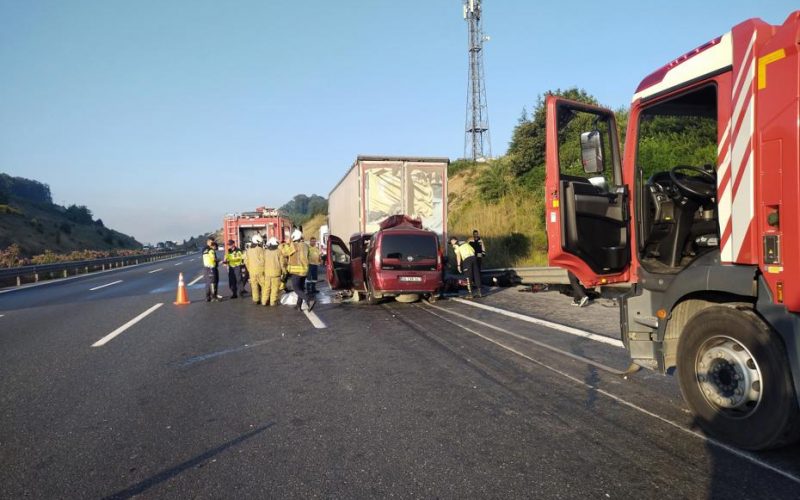 Kuzey Marmara Otoyolu'nda feci kaza. TIR'a arkadan çarptı, 1'i bebek 3 kişi öldü