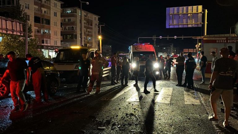 Kırmızı Işık İhlali Trafik Kazasına Neden Oldu: Aynı Anda 6 Kişi Yaralandı
