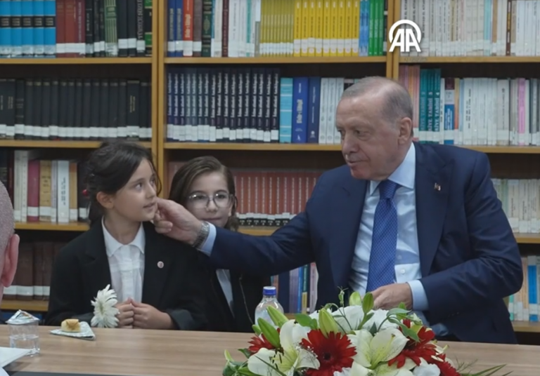 Cumhurbaşkanı Erdoğan Öğrencilerle Birlikte Türkü Söylerken Keyifli Anlar Yaşadı